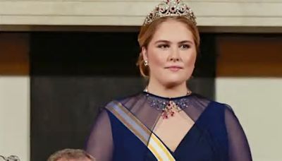 Más guapa que Letizia y Máxima: Amalia de Holanda arrasa en la cena de gala con un vestdo capa y una tiara de rubíes