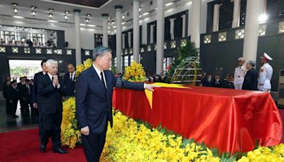 Miles de personas despiden al líder de Vietnam en su funeral