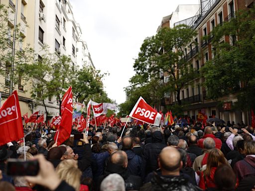 Miles de socialistas se congregan en la sede del partido en Madrid en apoyo de Sánchez