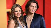 Damian Hurley explique pourquoi il est «tout à fait normal» pour lui d’avoir dirigé les scènes de sexe de sa mère