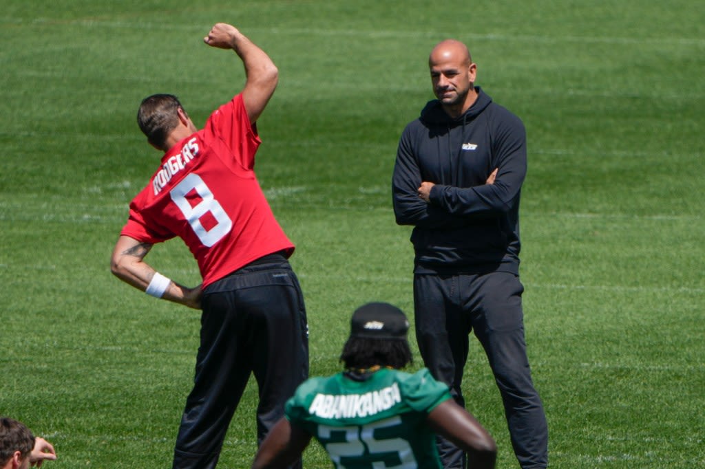 Robert Saleh more involved with offense during OTAs entering fourth season with Jets
