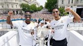 Vini Jr. é o ‘melhor jogador do mundo’, diz Bellingham em festa de título do Real Madrid; veja vídeo