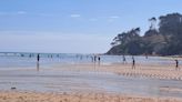 Ni rastro de carabelas portuguesas: todas las playas del Oriente abiertas al baño