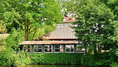 Laurent Boyer : visite de son incroyable maison-paquebot, amarrée sur la Seine, près de Paris