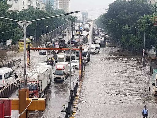 Mumbai rains: Heavy downpours trigger waterlogging, delays in public transport services | Business Insider India