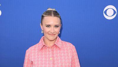 A Emily Osment le pareció 'aterrador' trabajar durante la pandemia del COVID-19