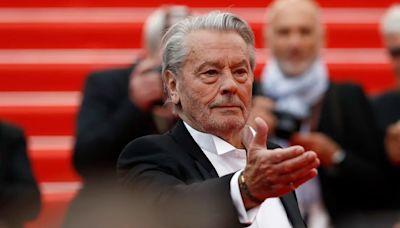 Quién fue Alain Delon, el “James Dean francés” que irrumpió en el cine y nunca encontró la felicidad