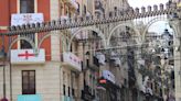 Asesores artísticos, históricos y cronistas de la ASJ defienden los cobertores con la cruz de San Jorge para engalanar los balcones en las Fiestas de Alcoy