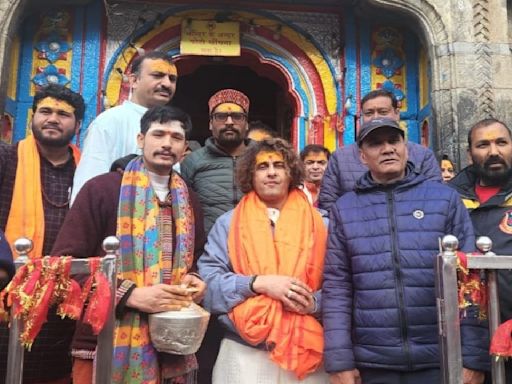 WATCH: Sonu Nigam offers prayers at Kedarnath Temple with family; performs traditional Jalabhishek