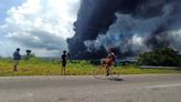 El incendio en dos tanques de crudo sigue activo en el occidente cubano