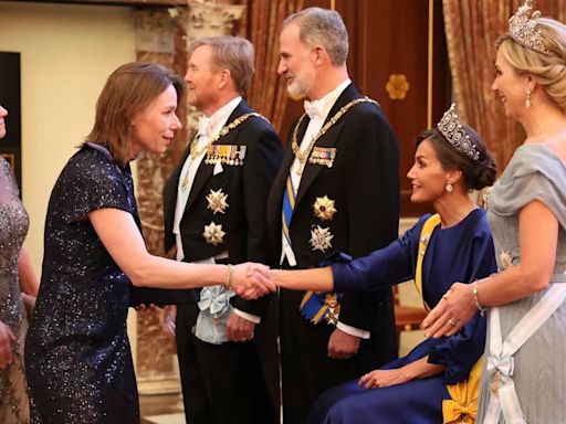 La insólita imagen de la reina Letizia en el Palacio Real de Ámsterdam: su problema de salud la obliga a hacer el besamanos sentada