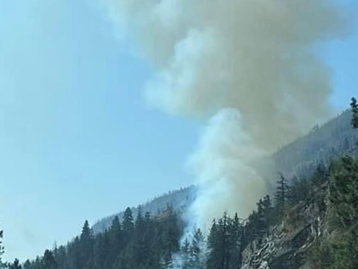 Fire near Highway 97 in Peachland, traffic backed up | Globalnews.ca