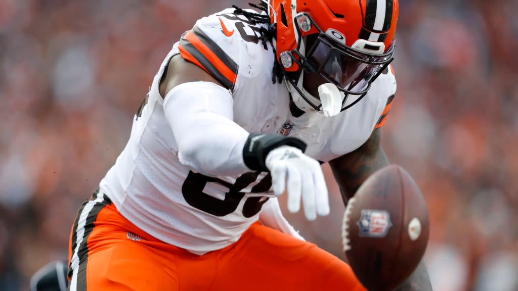 Browns TE David Njoku shows off flashy new helmet