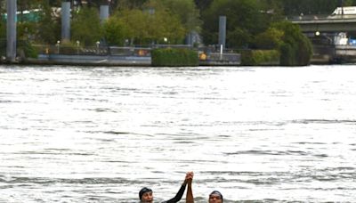 Juegos Olímpicos: la ministra de Deportes de Francia se zambulló en las aguas del río Sena para demostrar que el agua está apta