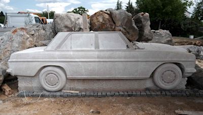 Pequena cidade na Croácia constrói escultura de um Mercedes para homenagear seus emigrantes
