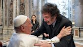 El papa y el presidente argentino Milei se abrazan tras canonizar a la primera santa argentina