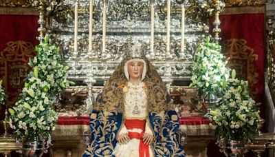 El primer besamanos de la Virgen de los Reyes abre los actos del mes de agosto en su honor