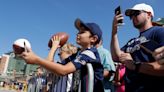 Wisconsin Patriots fans relish opportunity to see their team up close in Green Bay