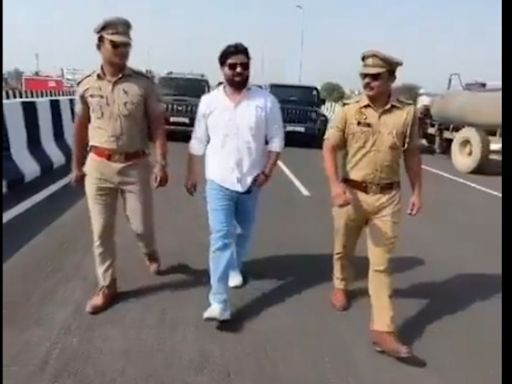2 UP cops ‘pose’ as property dealer's security officers for making a reel, suspended