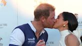 El beso de película del príncipe Harry y Meghan Markle en el peor momento de la corona inglesa