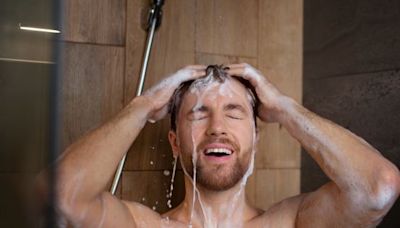 Las diferencias entre lavarse el pelo con agua fría y con agua caliente: ¿cuál es la temperatura recomendada por los expertos?