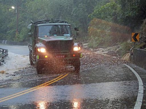 六龜山區道路坍方 第4作戰區官兵協助民眾安全撤離 - 軍事