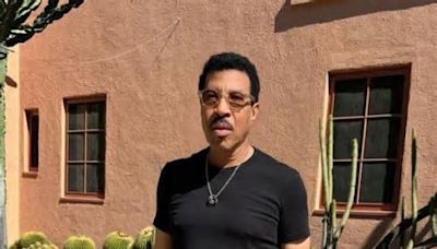 Lionel Richie stuns fans by flaunting toned body in skintight black jeans and top