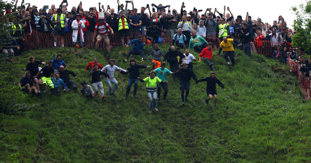 In This English Countryside Race, the Winner Takes the … Cheese