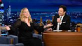 Amy Schumer responde contundente a los comentarios sobre su rostro "más hinchado de lo normal"