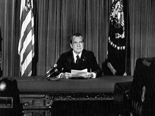 A 50 años de la renuncia de Nixon: una borrachera a solas, un rezo de rodillas con Kissinger y dos líneas para despedirse