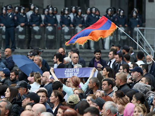 Protestas contra el primer ministro cortan calles en la capital y otros lugares de Armenia