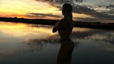 Poliana Rocha tira o fôlego em foto de biquíni ao pôr do sol; veja