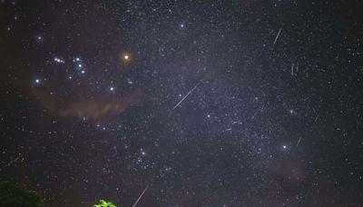 Lluvia de estrellas Perseidas y Luna del esturión en el calendario astronómico de agosto