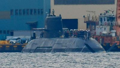 國造潛艦「海鯤號」今順利出塢 展開海試前泊港測試