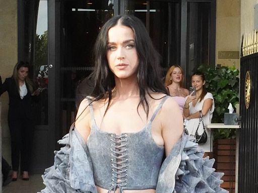 Katy Perry flaunts her incredibly toned abs during PFW