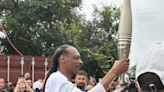 Crowds cheer as Snoop Dogg carries Olympic torch