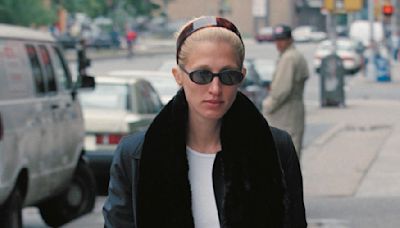 Great Outfits in Fashion History: Carolyn Bessette-Kennedy's Perfect '90s Sunglasses