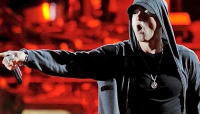 Eminem relembra 'Homem-Aranha' no inédito single "Tobey"