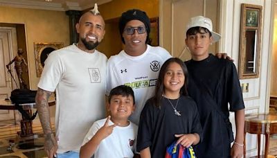 El tremendo reencuentro de Arturo Vidal con Ronaldinho: "Muchas gracias, leyenda"