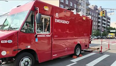 Varios residentes pasan horas sin electricidad en un barrio de Queens