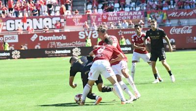 El Real Murcia lo intenta todo, pero se queda sin vida ante el Castellón (2-3)