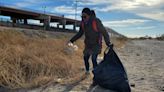 Tras un año de migración voluntarios recogen toneladas de basura en la frontera México-EE.UU.