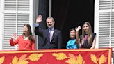 La princesa Leonor hace un guiño a su padre, el rey Felipe VI, en el aniversario de su proclamación