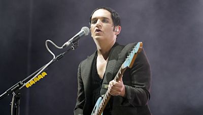 Critiqué pour un couac technique lors d’un concert de Placebo, Brian Molko répond avec véhémence