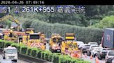 國1北上嘉義路段砂石車撞護欄…管制封閉主線車道 回堵3公里