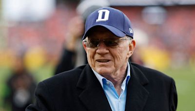 Cowboys' Jerry Jones defends GM record, role as contract drama boils