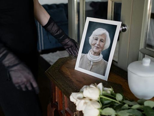 Le añade las cenizas de su abuela a la comida de su hermano y se vuelve adicta a ellas