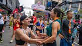 FOUND: Rock ‘n’ Roll Marathon organizers gift couple photo of finish line engagement