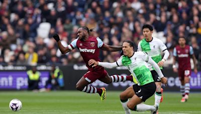 2-2. El Liverpool cierra una 'semana negra' que le saca de la carrera por el título