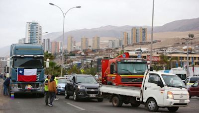 Carabineros libera rutas bloqueadas por el paro de camioneros en el norte del país - La Tercera